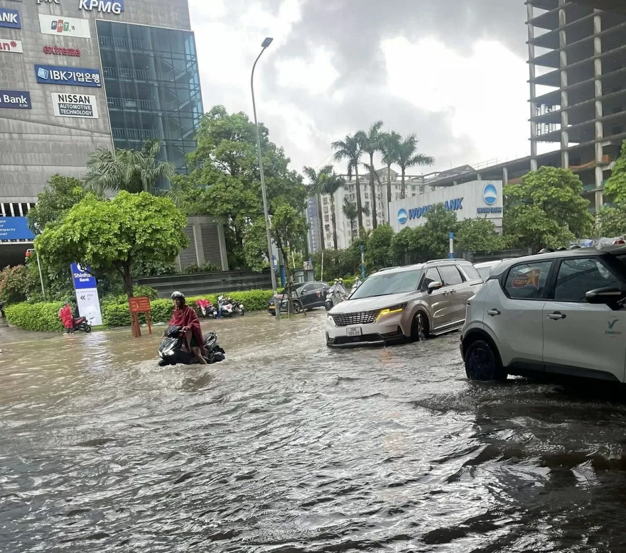 Phòng cảnh sát giao thông Hà Nội bác bỏ tin đồn cấm đường do mưa ngập