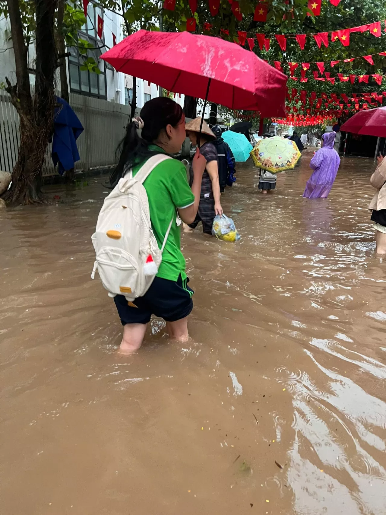 Hà Nội cho học sinh toàn thành phố nghỉ học ngày mai 1/10 vì mưa bão