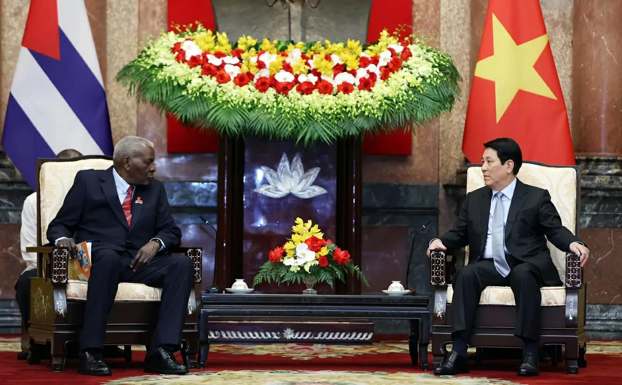 Chủ tịch nước Lương Cường và Esteban Lazo Hernandez trao đổi tại buổi Hội kiến. (Ảnh: Thành Long)