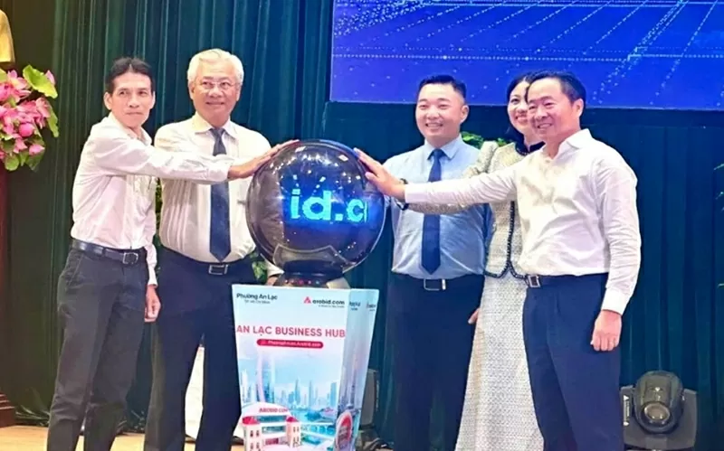 Lãnh đạo địa phương và doanh nghiệp thực hiện nghi thức ra mắt nền tảng thương mại điện tử B2B “An Lạc Business Hub”. 