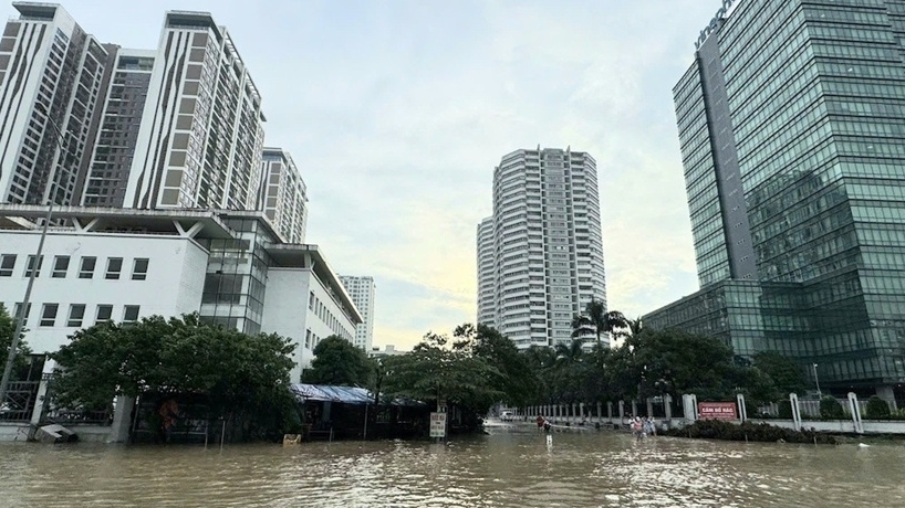 Hà Nội: 25 điểm vẫn còn ngập sâu, phương tiện không thể đi qua