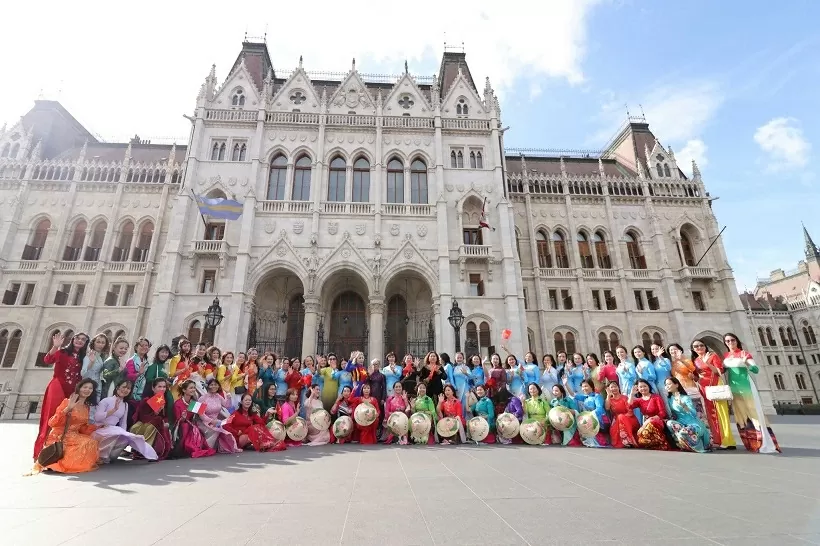 Phát động Tháng văn hoá áo dài Việt Nam tại châu Âu