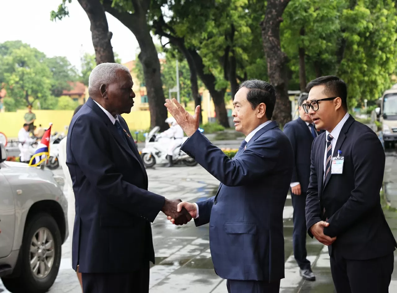 Dưới thời tiết đẹp sáng 1/10 tại Hà Nội, Chủ tịch Quốc hội Trần Thanh Mẫn chào đón Chủ tịch Quốc hội Cuba Esteban Lazo Hernández tới Khai mạc Phiên họp. (Ảnh: Thành Long)