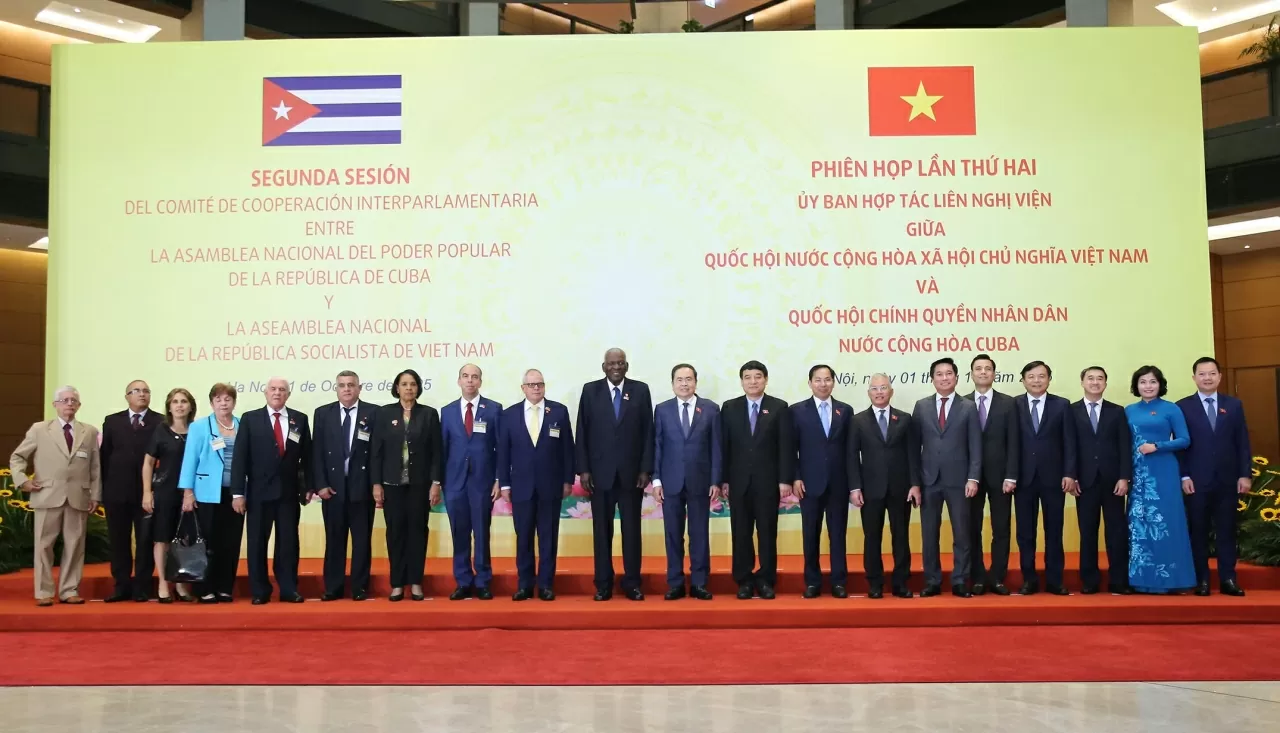 Chủ tịch Quốc hội Trần Thanh Mẫn và Chủ tịch Quốc hội Cuba Esteban Lazo Hernández cùng đâị biểu hai bên chụp ảnh lưu niệm. (Ảnh: Thành Long) Chủ tịch Quốc hội Trần Thanh Mẫn và Chủ tịch Quốc hội Cuba Esteban Lazo Hernández cùng đâị biểu hai bên chụp ảnh lưu niệm. (Ảnh: Thành Long)