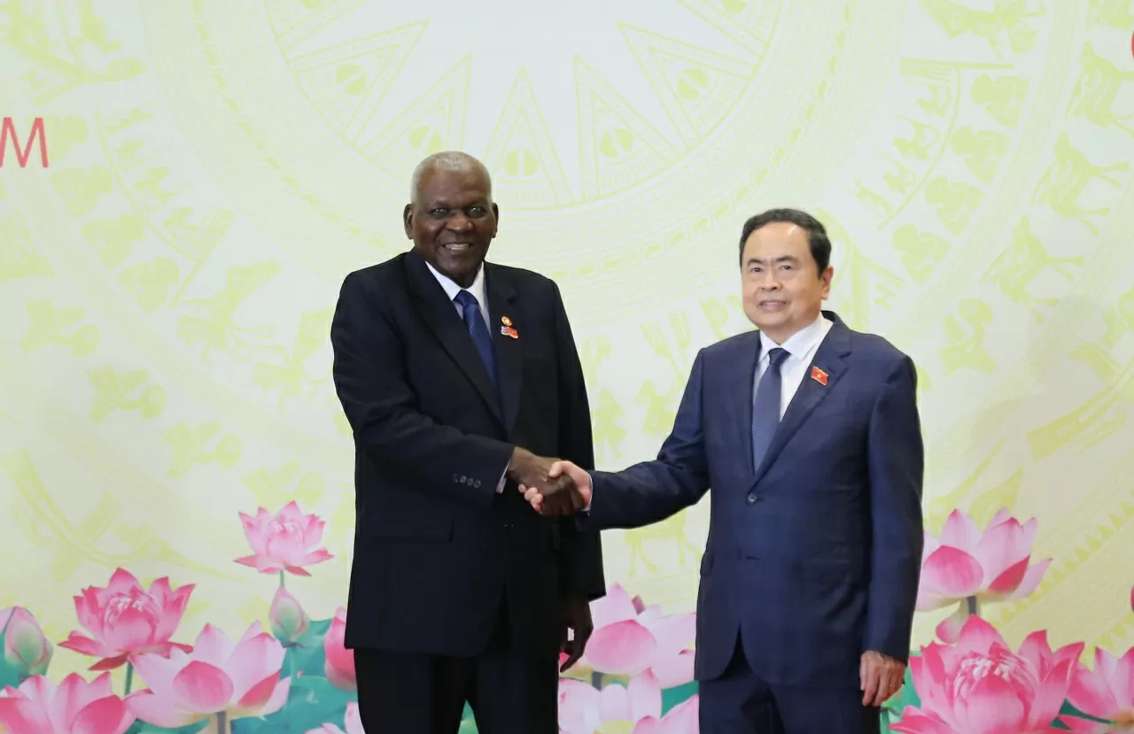 Chủ tịch Quốc hội Trần Thanh Mẫn và Chủ tịch Quốc hội Cuba Esteban Lazo Hernández chụp bức ảnh lưu niệm trước khi bắt đầu phiên họp. (Ảnh: Thành Long)