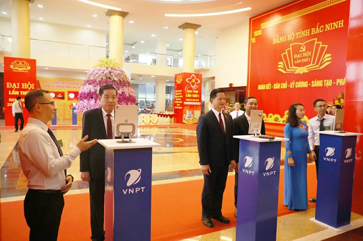 Các đồng chí lãnh đạo tỉnh và đại biểu thực hiện quét mã QR nhận diện, tham dự Đại hội.