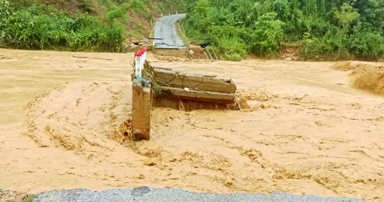 Những vấn đề thường gặp và cách chăm sóc làn da sau khi tiếp xúc với nước ngập do mưa lũ Những vấn đề thường gặp và cách chăm sóc làn da sau khi tiếp xúc với nước ngập do mưa lũ