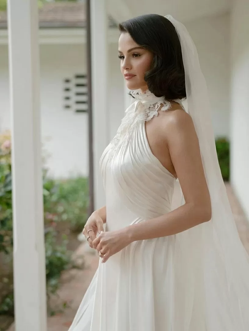 Ngày 30/9, ngôi sao 33 tuổi Selena Gomez đăng tải loạt ảnh về lễ cưới lãng mạn với nhà sản xuất âm nhạc Benny Blanco vào cuối tuần qua tại Santa Barbara, California, Mỹ.