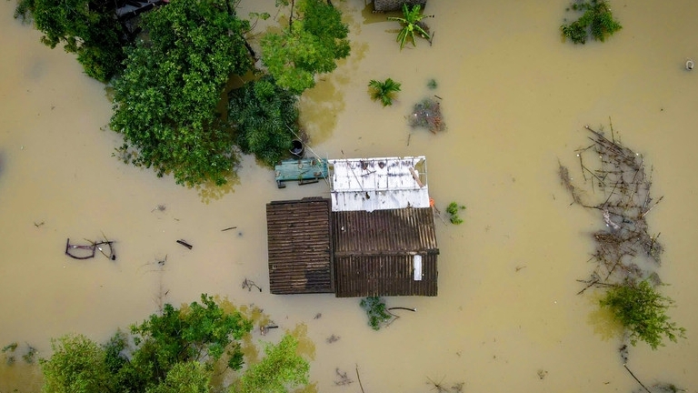 Hà Nội: Nước sông Bùi dâng cao, nhiều hộ gia đình trong cảnh ngập lụt, di chuyển khó khăn