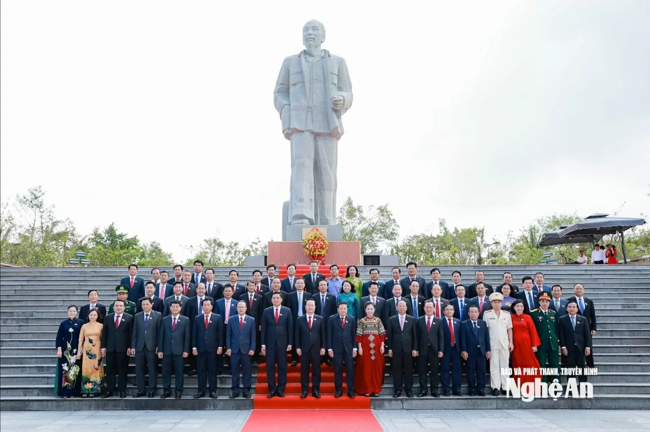 Đoàn đại biểu Đại hội Đảng bộ tỉnh Nghệ An lần thứ XX dâng hoa, báo công trước tượng đài Bác Hồ Đoàn đại biểu Đại hội Đảng bộ tỉnh Nghệ An lần thứ XX dâng hoa, báo công trước tượng đài Bác Hồ