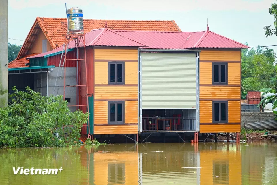 Hà Nội: Nước sông Bùi dâng cao, nhiều hộ gia đình trong cảnh ngập lụt, di chuyển khó khăn
