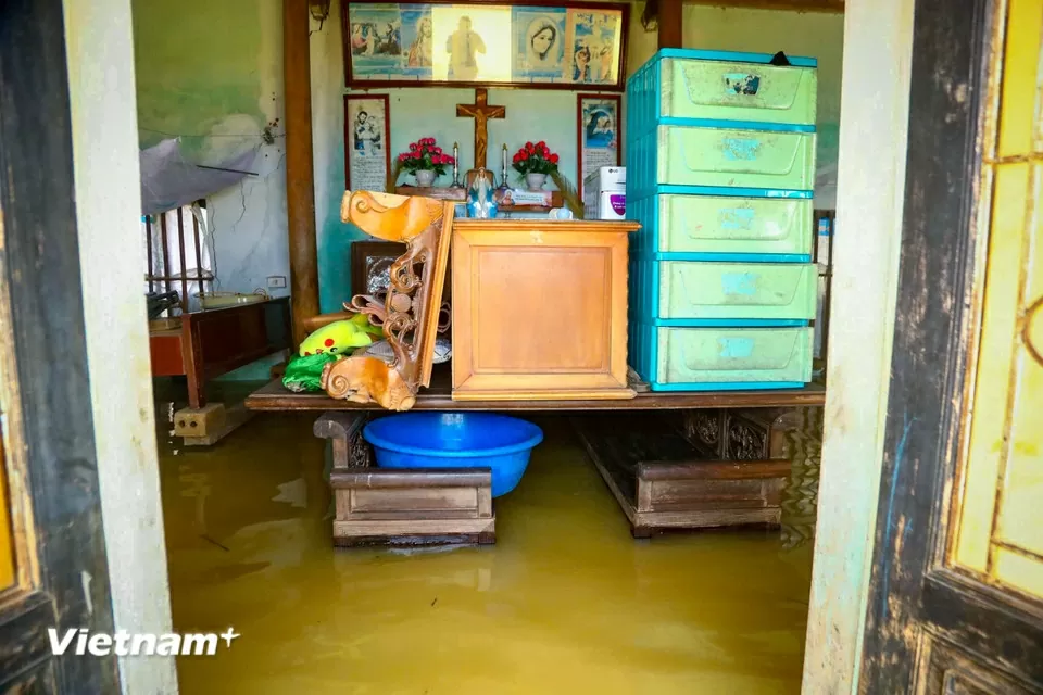 Gia đình ông Nguyễn Văn Quay trú tại xã Trần Phú, Hà Nội cho biết, do mưa lớn kéo dài nước sông Bùi dâng cao, tràn vào nhà ông cao gần 1m. Gia đình kê cao đồ đạc để tránh hư hỏng. 