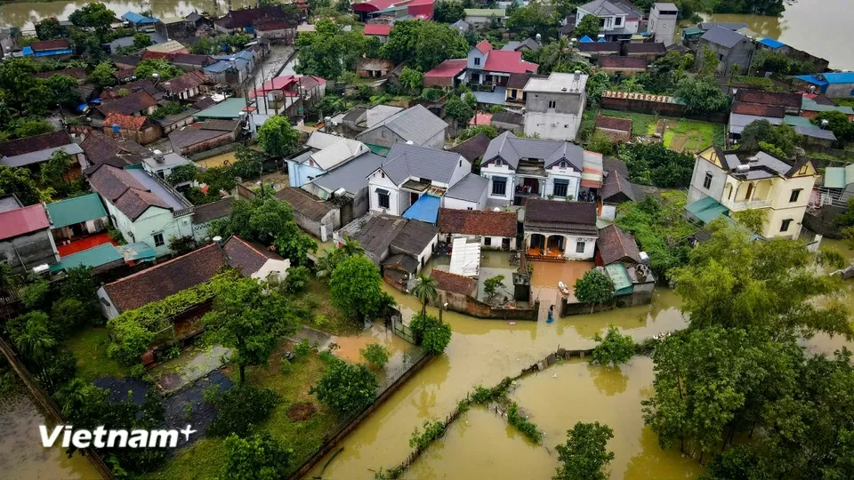 Những căn nhà thuộc xã Trần Phú chìm trong biển nước. 