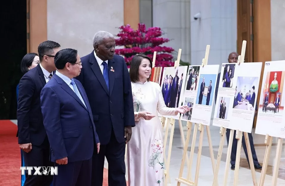 Thủ tướng Chính phủ Phạm Minh Chính và Chủ tịch Quốc hội Cuba Esteban Lazo Hernandez thăm quan triển lãm mối quan hệ giữa hai nước. (Nguồn: TTXVN)