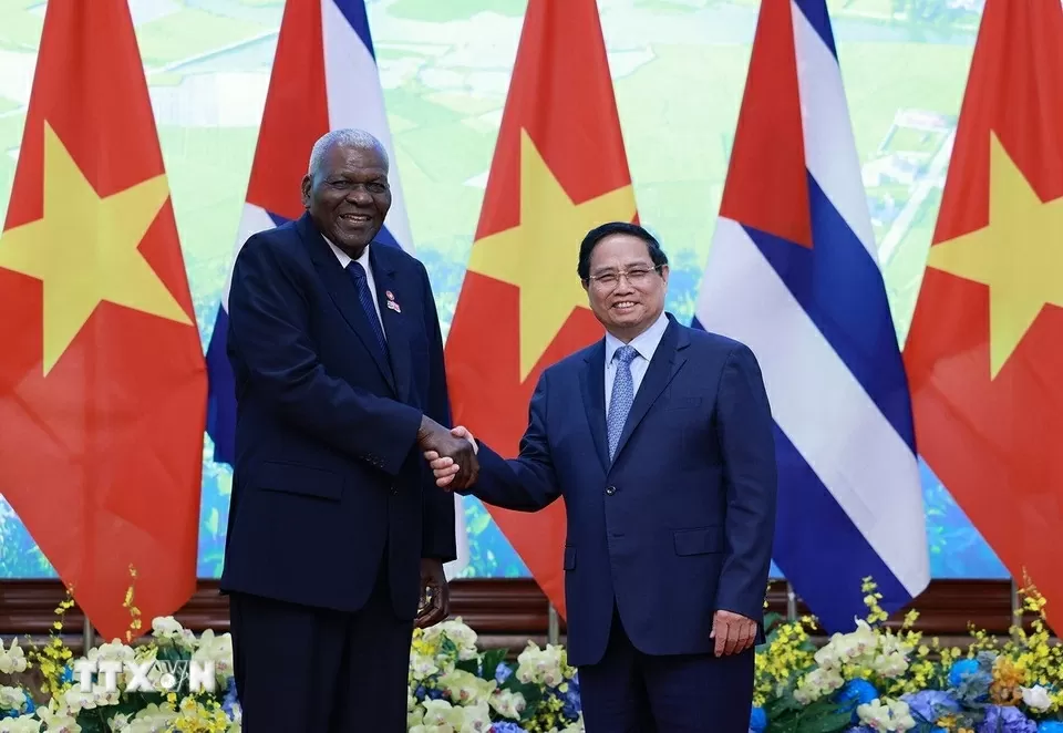 Thủ tướng Chính phủ Phạm Minh Chính nhiệt liệt chào mừng Chủ tịch Quốc hội Esteban Lazo trở lại thăm Việt Nam. (Nguồn: TTXVN)
