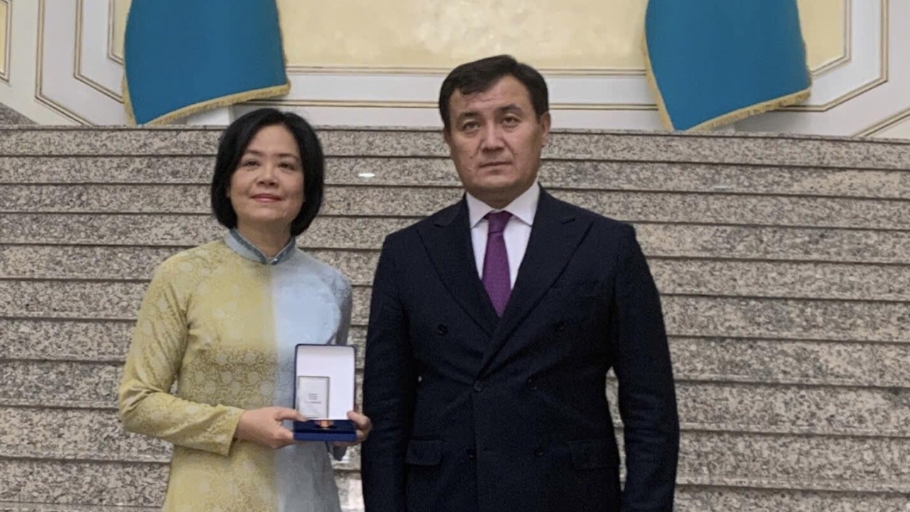 Đại sứ Phạm Thái Như Mai nhận Huân chương hữu nghị Dostyk do Nhà nước Kazakhstan trao tặng
