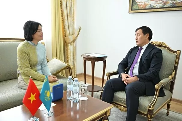 Đại sứ Phạm Phạm Thái Như Mai nhận Huân chương Hữu nghị Dostyk do Nhà nước Kazakhstan trao tặng