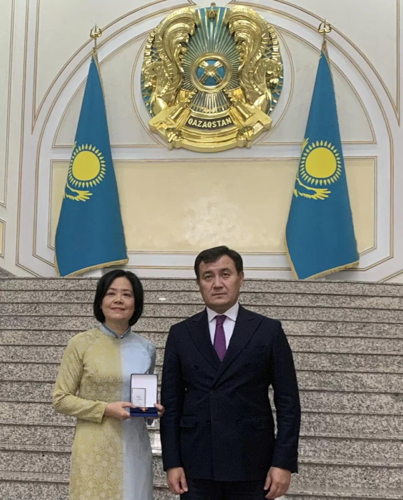 Đại sứ Phạm Phạm Thái Như Mai nhận Huân chương Hữu nghị Dostyk do Nhà nước Kazakhstan trao tặng
