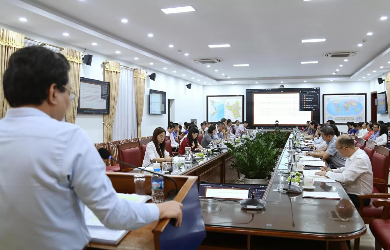 Gần gần 200 đại biểu tham dự dưới hình thức trực tuyến kết hợp trực tiếp lắng nghe Phó Chủ nhiệm Ủy ban Kiểm tra Trung ương Nghiêm Phú Cường phát biểu quán triệt tại Hội nghị. (Ảnh: Thành Long) Gần gần 200 đại biểu tham dự dưới hình thức trực tuyến kết hợp trực tiếp lắng nghe Phó Chủ nhiệm Ủy ban Kiểm tra Trung ương Nghiêm Phú Cường phát biểu quán triệt tại Hội nghị. (Ảnh: Thành Long)