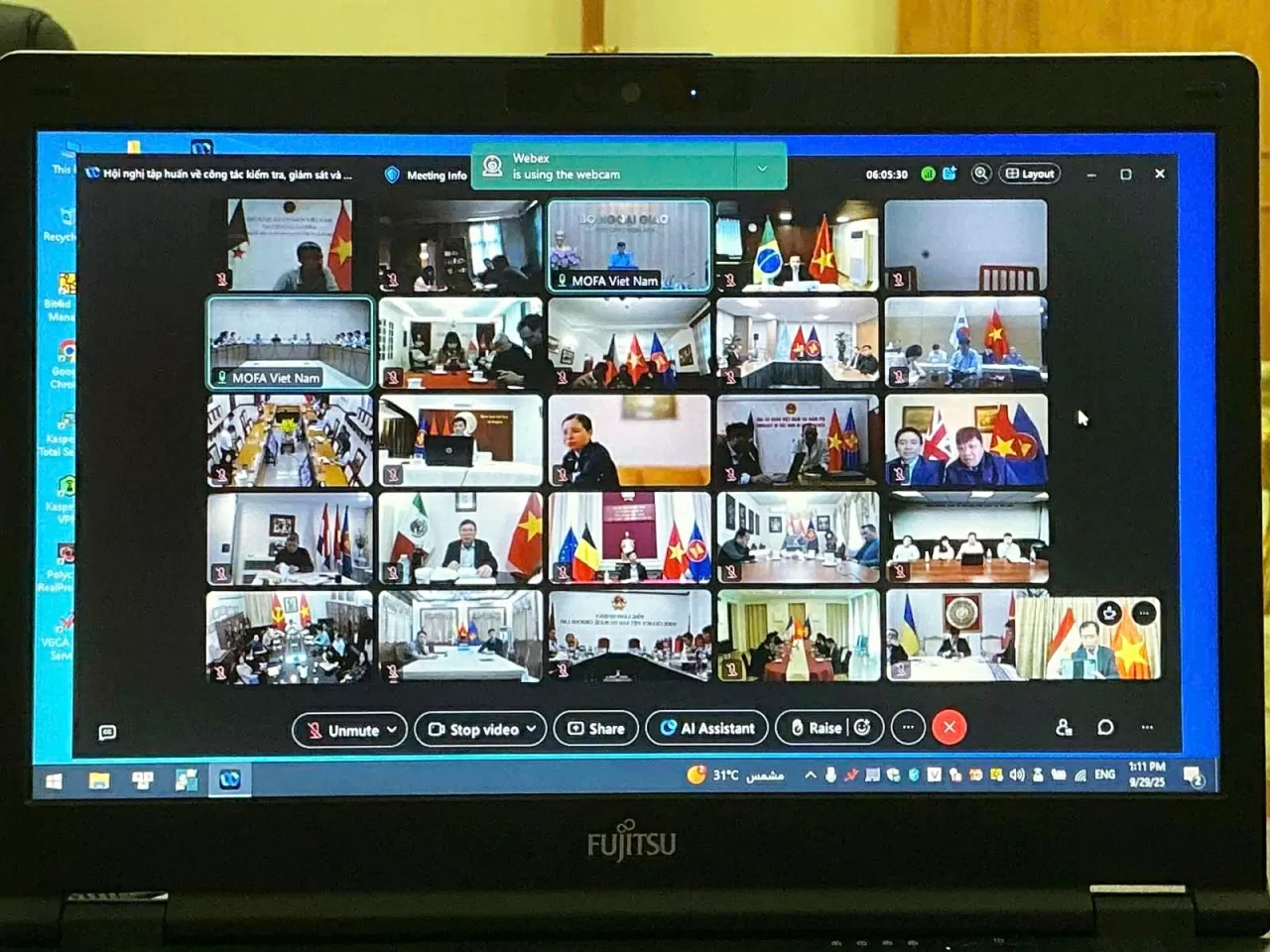 Hội nghị diễn ra trực tuyến kết nối với 98 điểm cầu ở nước ngoài. 