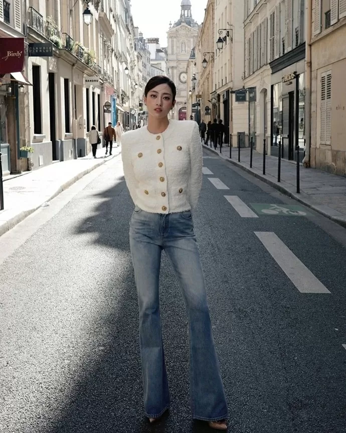 Hoa hậu Lương Thùy Linh đang tham gia các sự kiện thời trang qua nhiều nước châu Âu như Italy, Anh, Pháp. Mỗi nơi đi qua, người đẹp lại ghi dấu ấn bằng những set đồ thời trang sành điệu. Ngắm phố phường kinh đô thời trang Paris, Lương Thùy Linh diện trang phục Balmain với chiếc áo cardigan độn vai kinh điển, giá khoảng 50 triệu đồng.