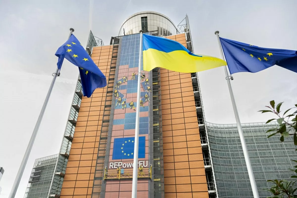 Cờ của EU và Ukraine trước tòa nhà trụ sở Ủy ban châu Âu tại Brussel (Bỉ). (Nguồn: EC)