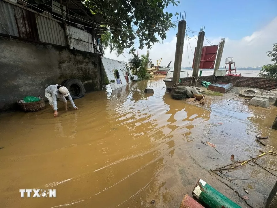 Nước sông Hồng lên mức báo động 1, nhiều sông vượt báo động 3 Nước sông Hồng lên mức báo động 1, nhiều sông vượt báo động 3