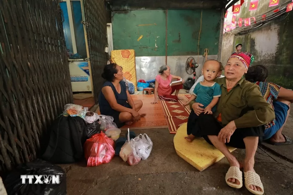 Nước sông Hồng lên mức báo động 1, nhiều sông vượt báo động 3 Nước sông Hồng lên mức báo động 1, nhiều sông vượt báo động 3