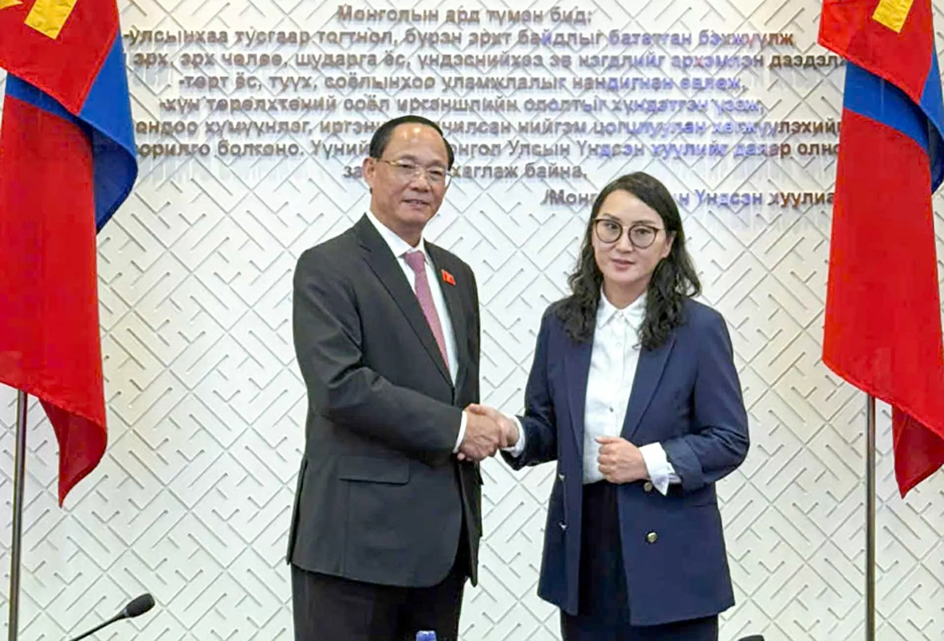 Phó Chủ tịch Quốc hội Trần Quang Phương hội kiến Chủ tịch Quốc hội Mông Cổ