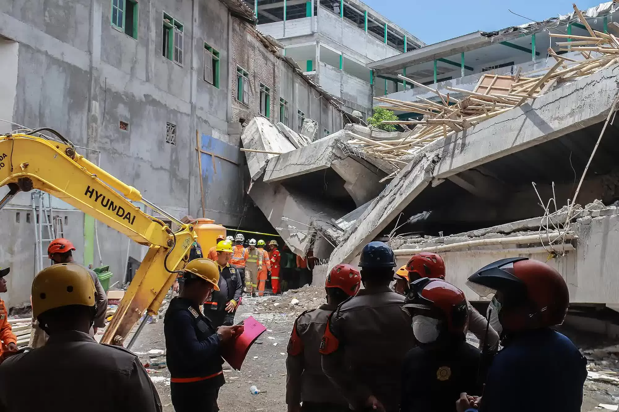 Sập trường học tại Indonesia: 59 nạn nhân mất tích nhưng... không còn phát hiện dấu hiệu của sự sống Sập trường học tại Indonesia: 59 nạn nhân mất tích nhưng... không còn phát hiện dấu hiệu của sự sống