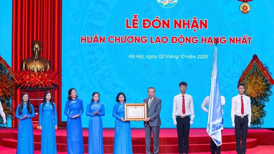 tong bi thu to lam gan mot the ky khong ngung truong thanh va cong hien la chang duong ruc ro cua phu nu viet nam
