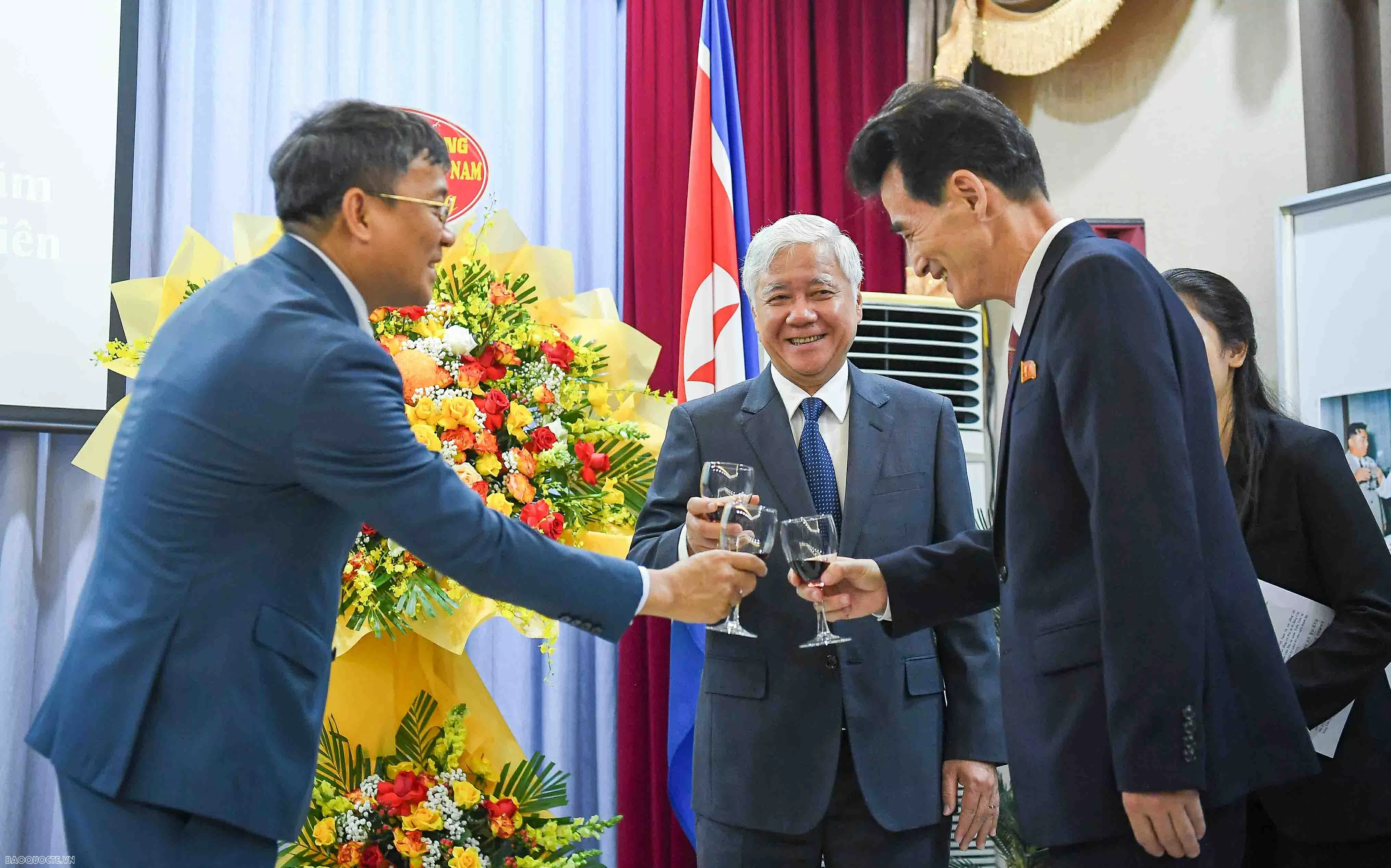 Đồng chí Đỗ Văn Chiến và đồng chí Nguyễn Minh Vũ cùng Đại sứ Ri Sung Guk nâng ly chúc mừng ngày niệm lần thứ 80 ngày thành lập Đảng Lao động Triều Tiên. (Ảnh/ Nguyễn Hồng) Việt Nam-Triều Tiên duy trì truyền thống tốt đẹp tương trợ, giúp đỡ lẫn nhau