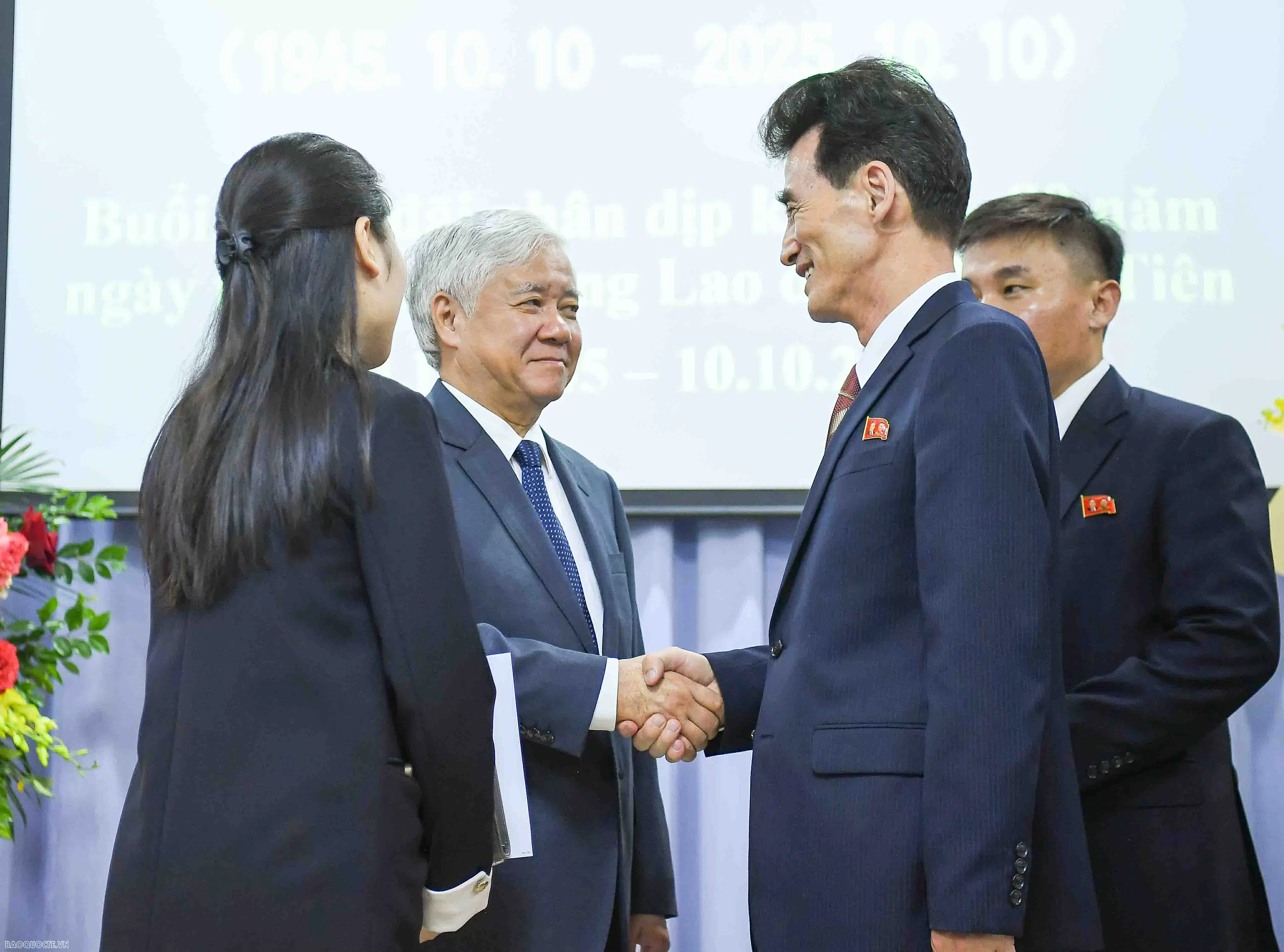 Đồng chí Đỗ Văn Chiến chúc mừng Đại sứ Ri Sung Guk kỷ niệm lần thứ 80 ngày thành lập Đảng Lao động Triều Tiên. (Ảnh: Nguyễn Hồng) Việt Nam-Triều Tiên duy trì truyền thống tốt đẹp tương trợ, giúp đỡ lẫn nhau