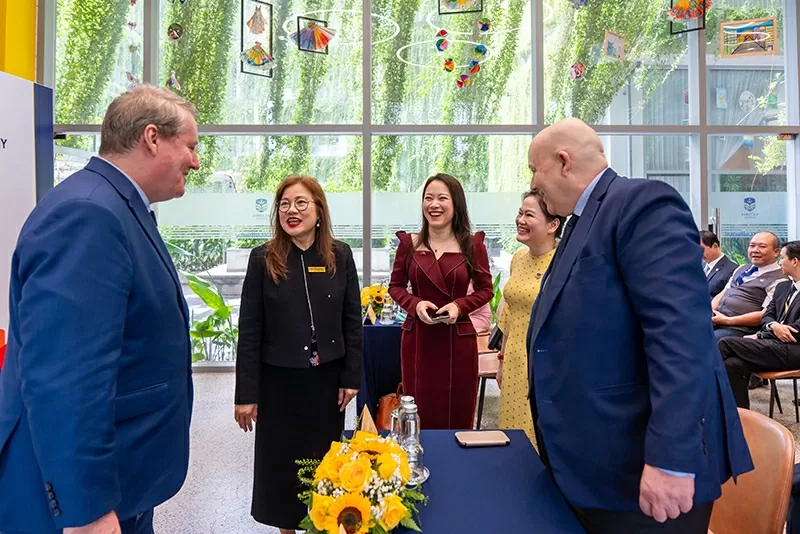 Buổi lễ được tổ chức trong không gian xanh mát, hiện đại, đặc trưng của Victoria School