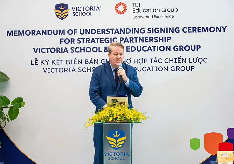 ThS. Christopher Bradley – Phó Tổng Giám đốc chuyên môn Hệ thống Giáo dục Victoria School, Tổng Hiệu trưởng Victoria School - Nam Sài Gòn phát biểu tại sự kiện. ThS. Christopher Bradley – Phó Tổng Giám đốc chuyên môn Hệ thống Giáo dục Victoria School, Tổng Hiệu trưởng Victoria School - Nam Sài Gòn phát biểu tại sự kiện.