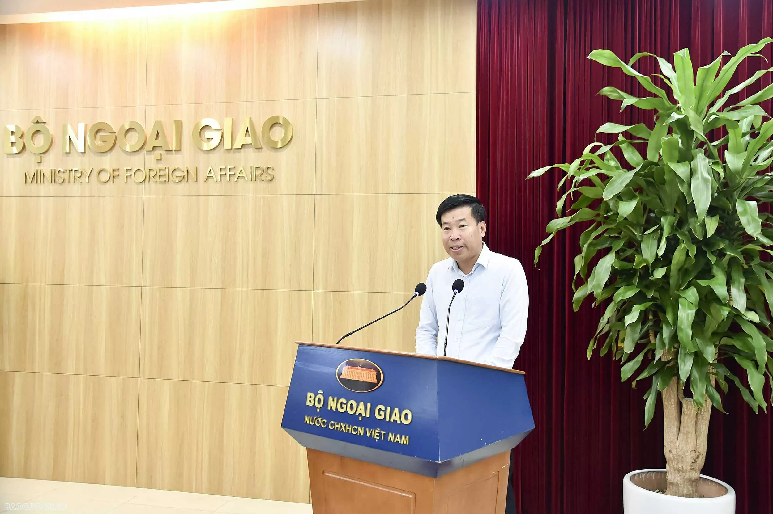 Bộ Ngoại giao phát động quyên góp ủng hộ đồng bào vùng bão số 10 Bộ Ngoại giao phát động quyên góp ủng hộ đồng bào vùng bão số 10