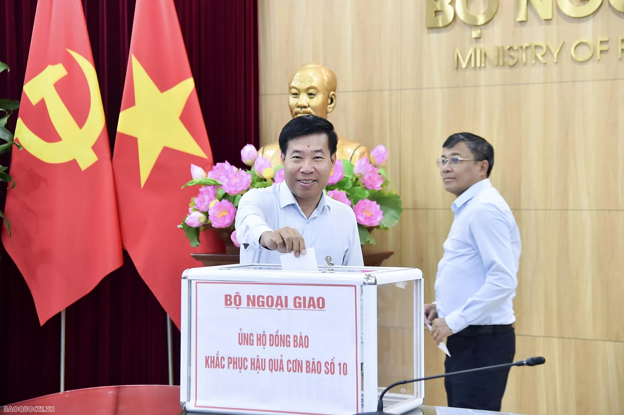 Bộ Ngoại giao phát động quyên góp ủng hộ đồng bào vùng bão số 10 Bộ Ngoại giao phát động quyên góp ủng hộ đồng bào vùng bão số 10