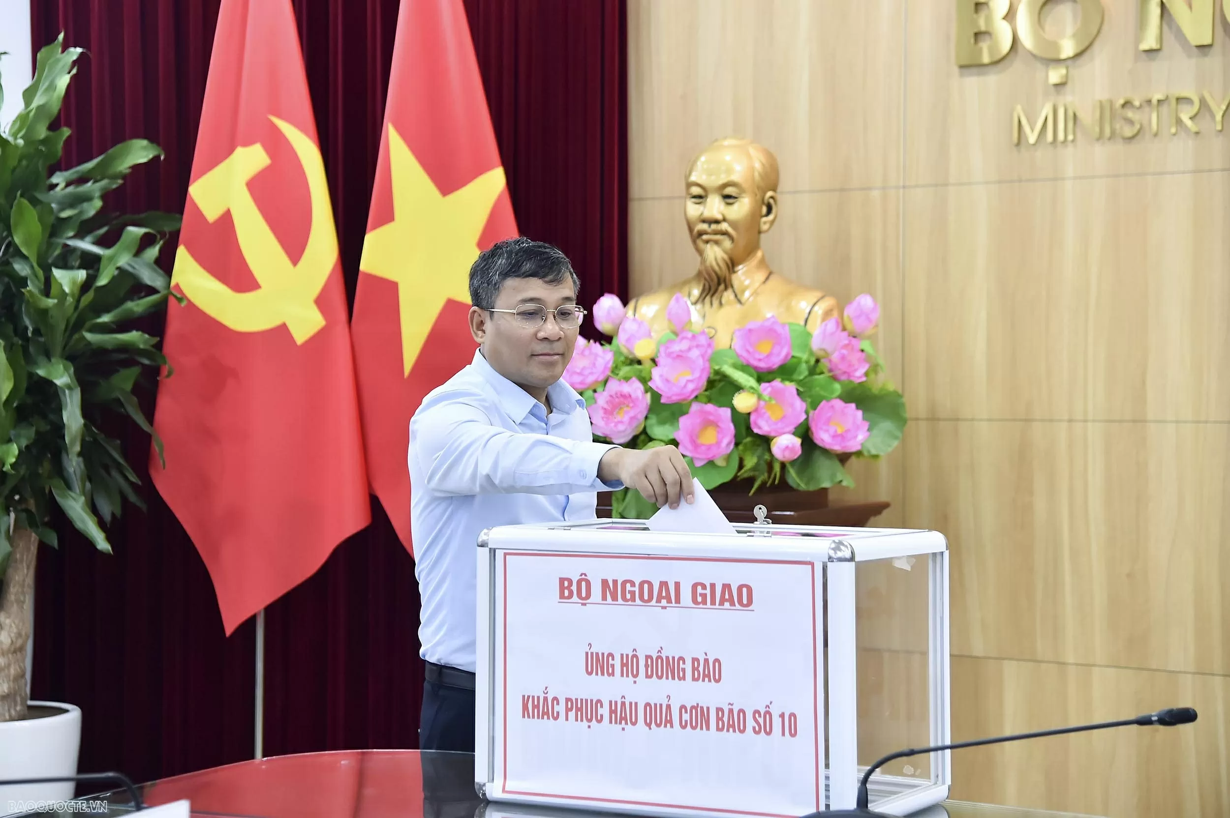 Bộ Ngoại giao phát động quyên góp ủng hộ đồng bào vùng bão số 10 Bộ Ngoại giao phát động quyên góp ủng hộ đồng bào vùng bão số 10