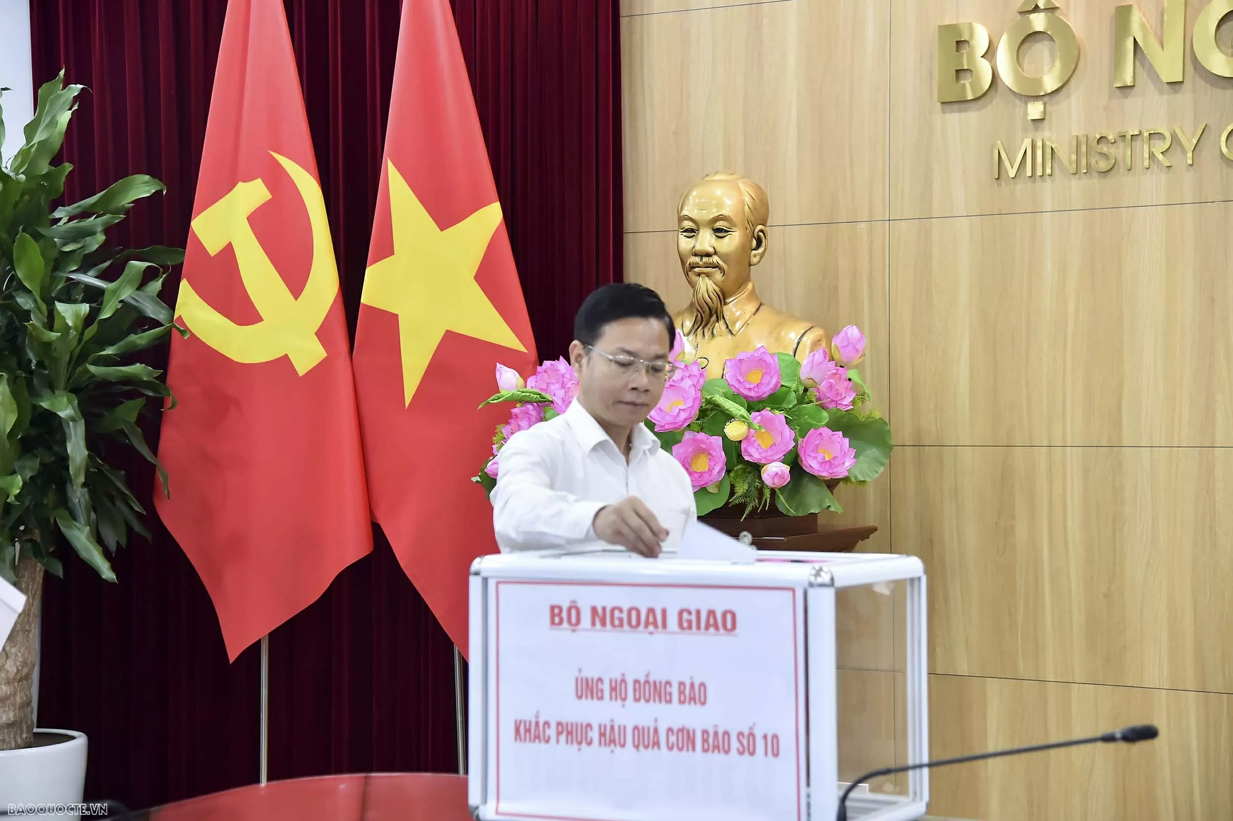 Bộ Ngoại giao phát động quyên góp ủng hộ đồng bào vùng bão số 10 Bộ Ngoại giao phát động quyên góp ủng hộ đồng bào vùng bão số 10