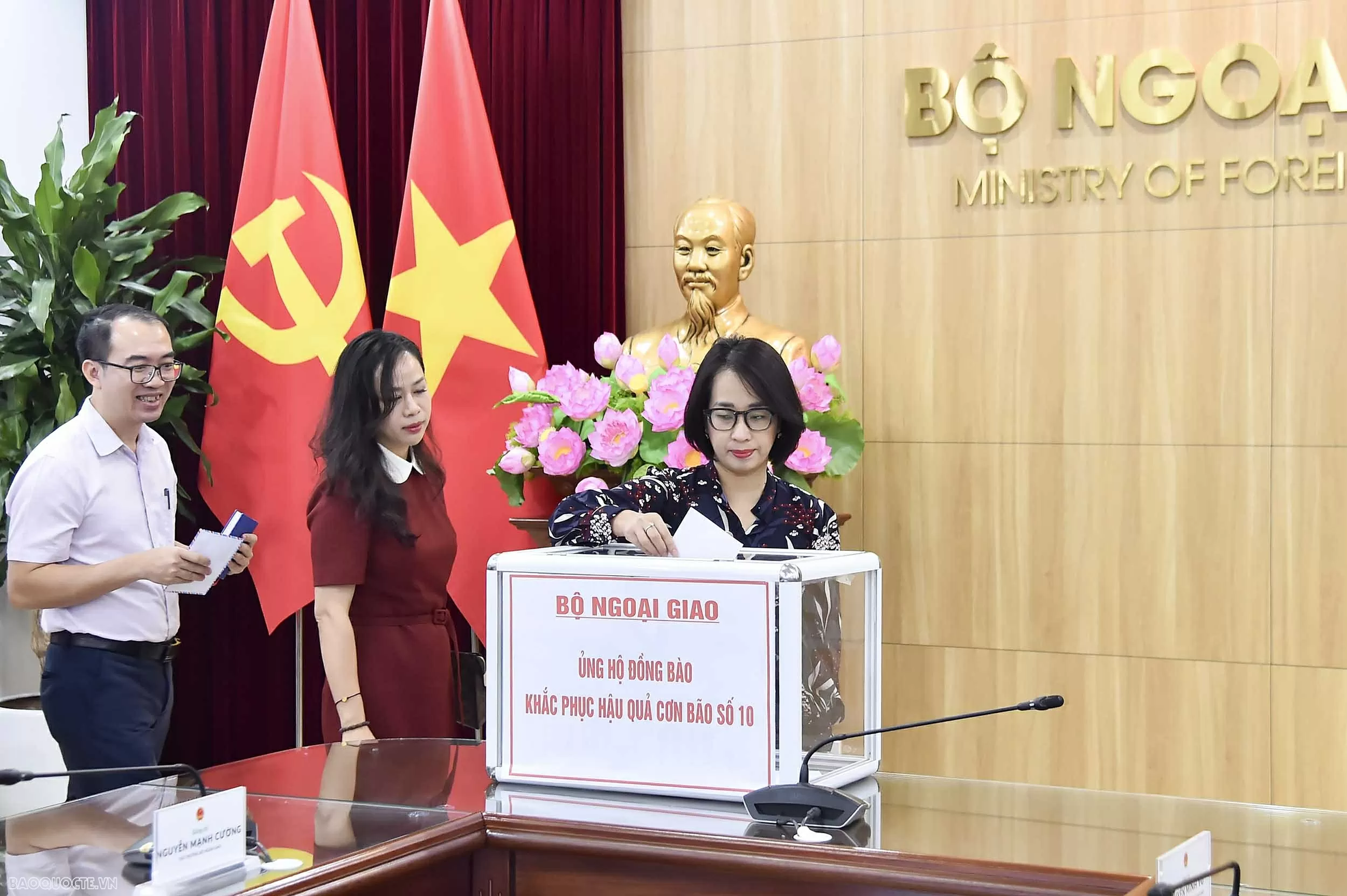 Bộ Ngoại giao phát động quyên góp ủng hộ đồng bào vùng bão số 10 Bộ Ngoại giao phát động quyên góp ủng hộ đồng bào vùng bão số 10