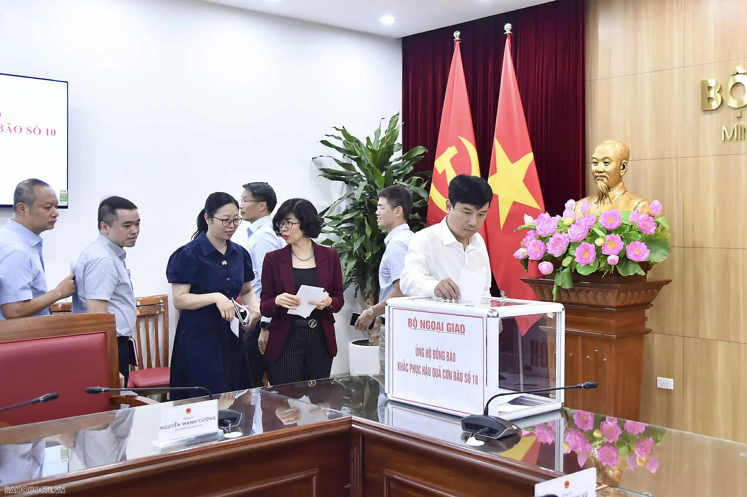 Bộ Ngoại giao phát động quyên góp ủng hộ đồng bào vùng bão số 10 Bộ Ngoại giao phát động quyên góp ủng hộ đồng bào vùng bão số 10
