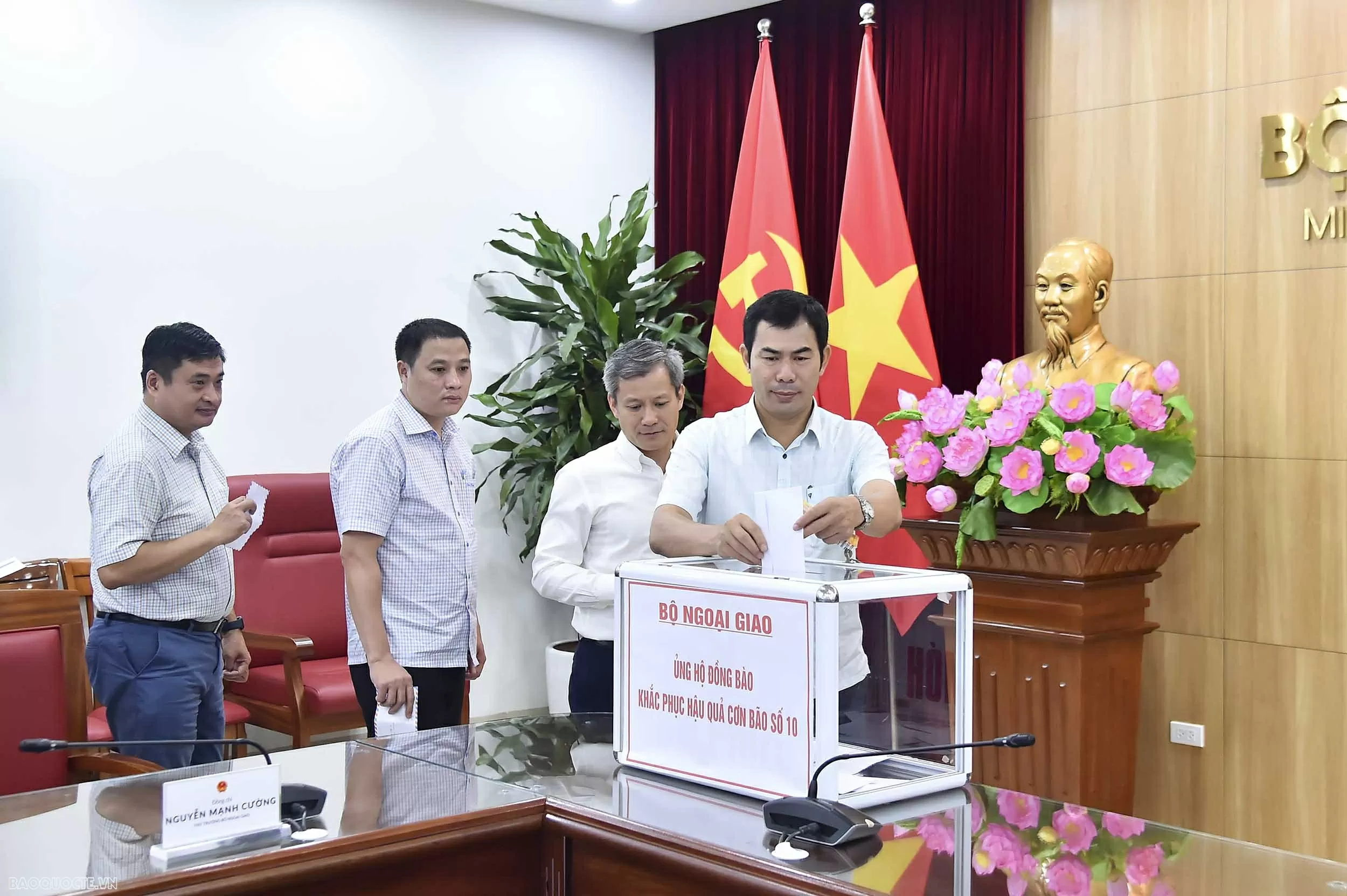 Bộ Ngoại giao phát động quyên góp ủng hộ đồng bào vùng bão số 10 Bộ Ngoại giao phát động quyên góp ủng hộ đồng bào vùng bão số 10