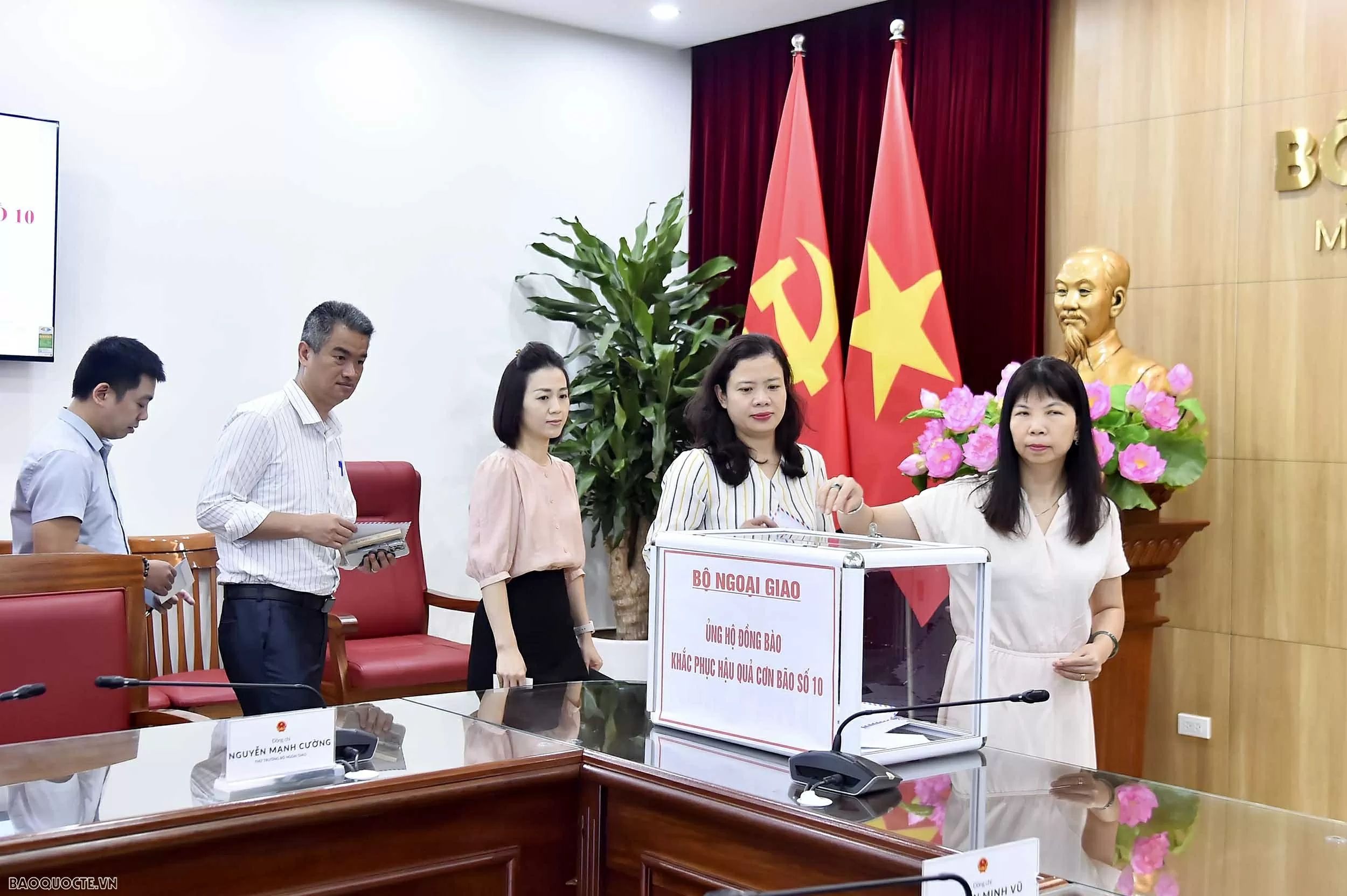 Bộ Ngoại giao phát động quyên góp ủng hộ đồng bào vùng bão số 10 Bộ Ngoại giao phát động quyên góp ủng hộ đồng bào vùng bão số 10