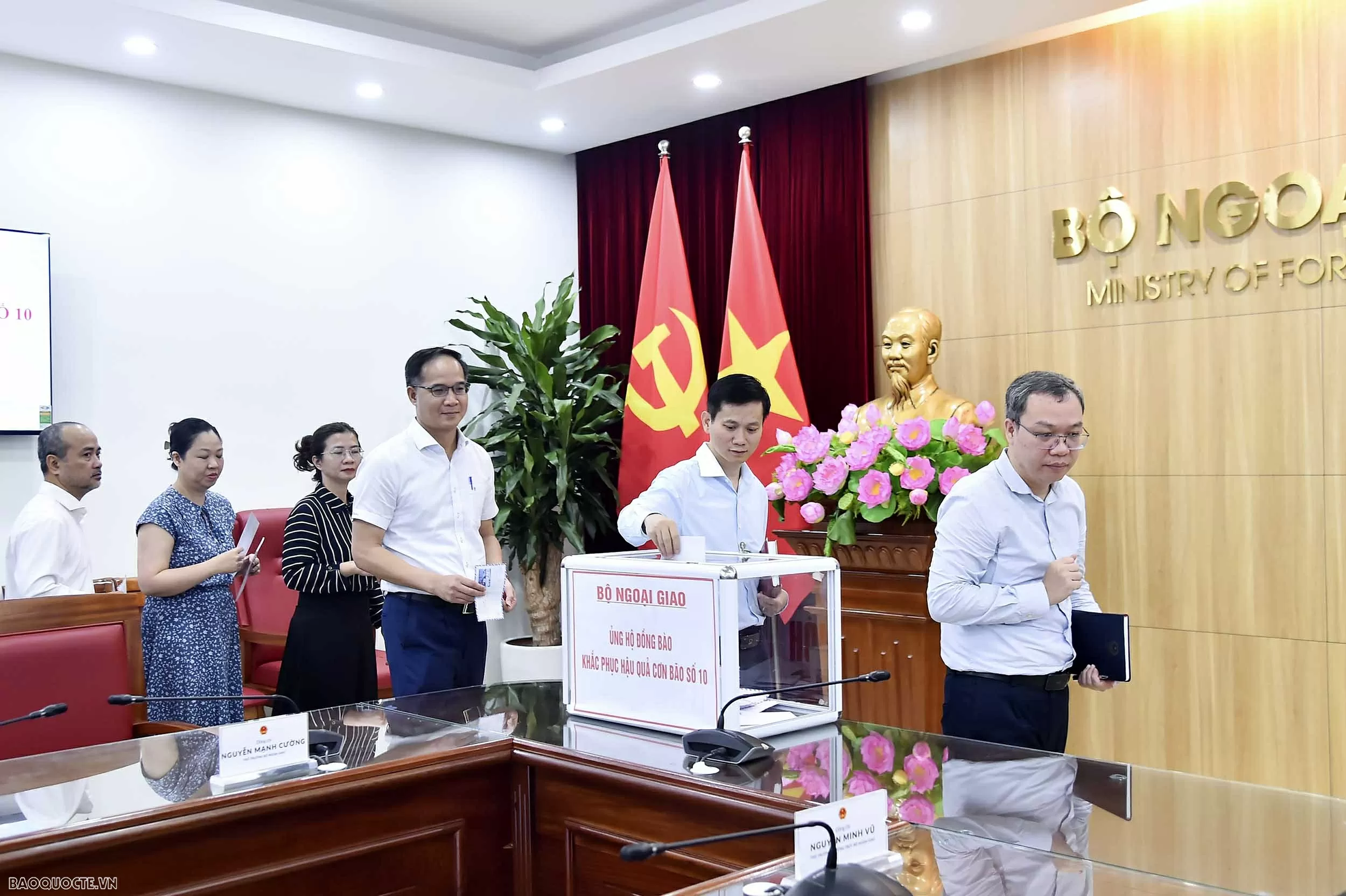 Bộ Ngoại giao phát động quyên góp ủng hộ đồng bào vùng bão số 10 Bộ Ngoại giao phát động quyên góp ủng hộ đồng bào vùng bão số 10