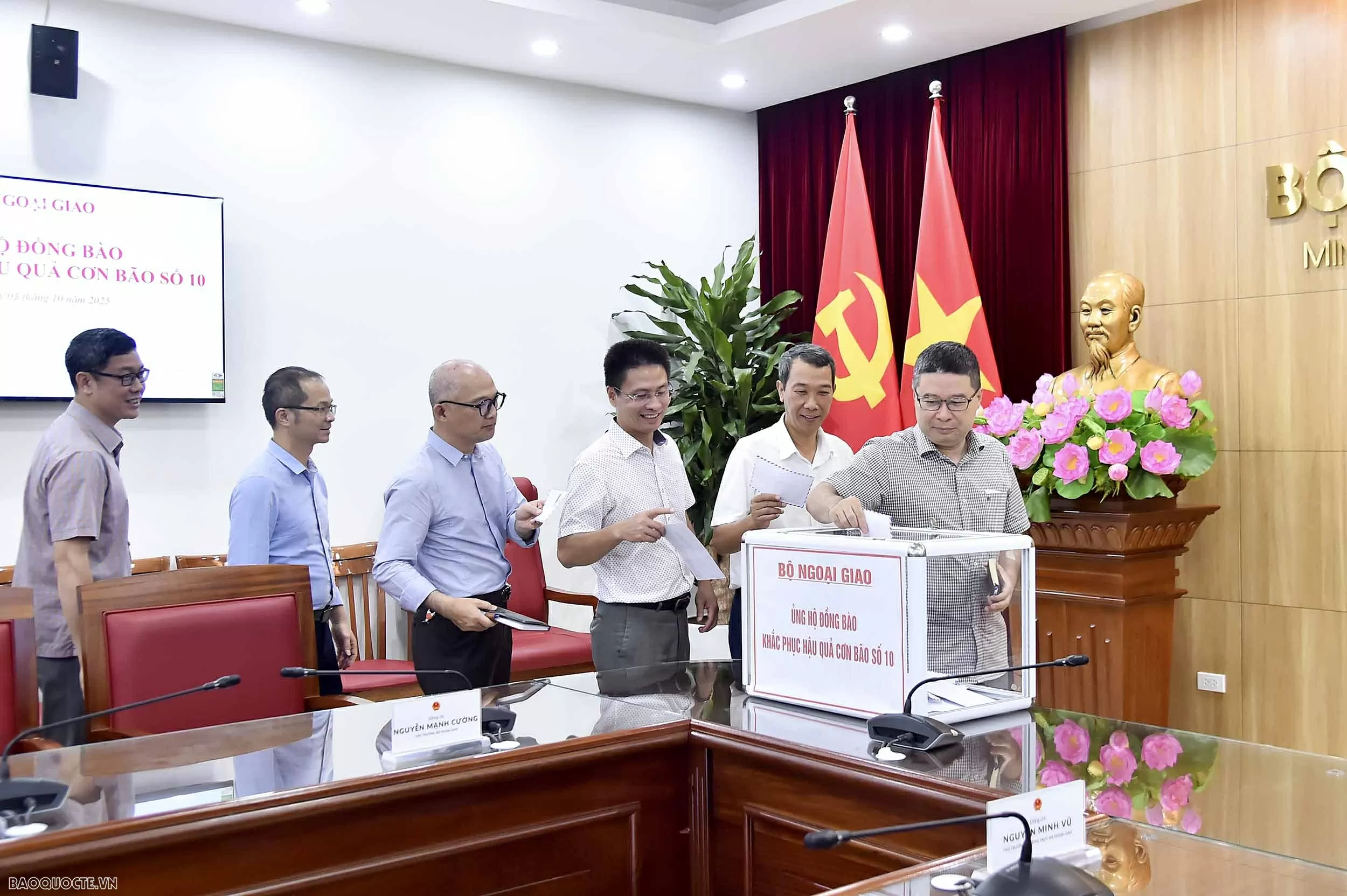 Bộ Ngoại giao phát động quyên góp ủng hộ đồng bào vùng bão số 10 Bộ Ngoại giao phát động quyên góp ủng hộ đồng bào vùng bão số 10