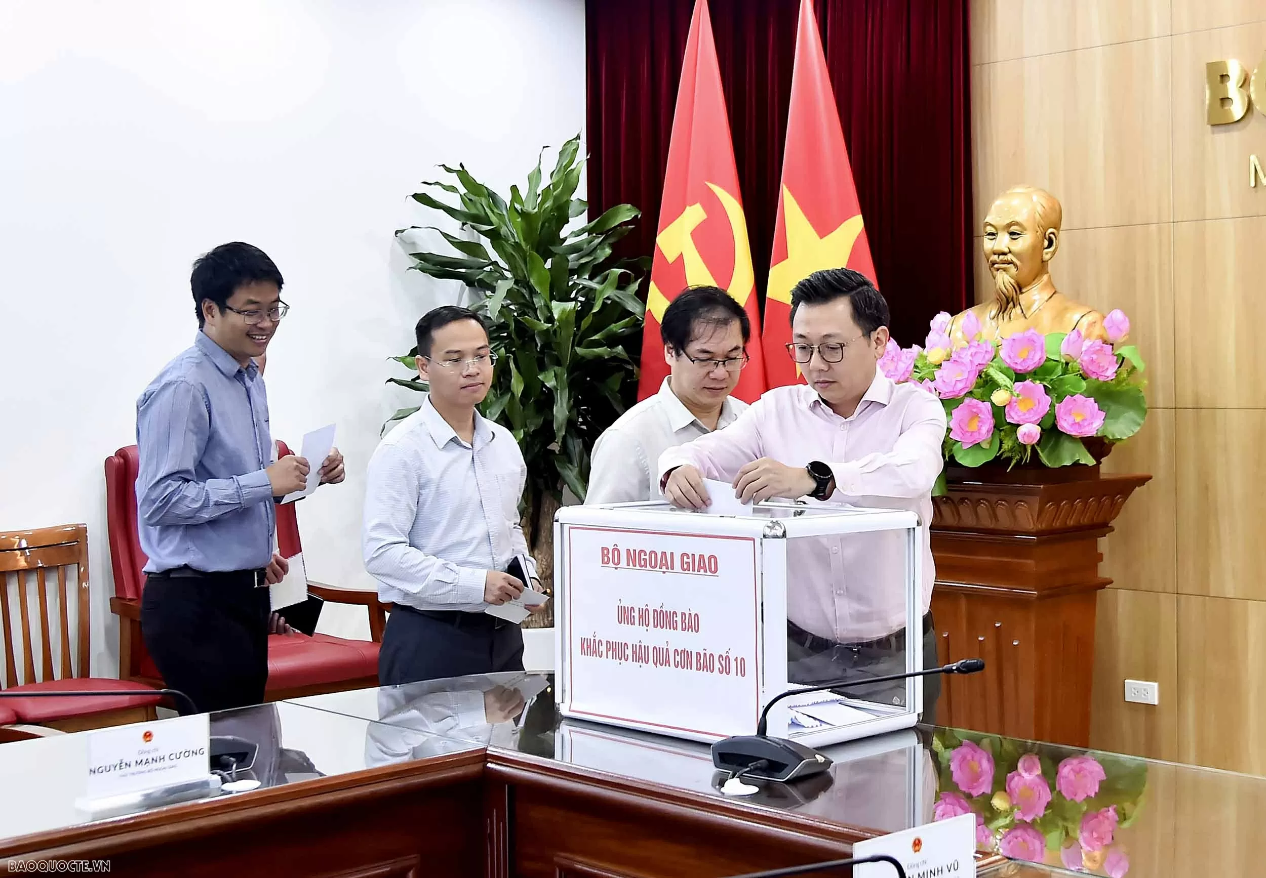 Bộ Ngoại giao phát động quyên góp ủng hộ đồng bào vùng bão số 10 Bộ Ngoại giao phát động quyên góp ủng hộ đồng bào vùng bão số 10
