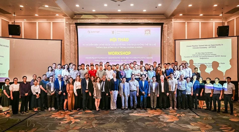 Cắt giảm phát thải và giải quyết bài toán rác thải nhựa trong ngành xi măng