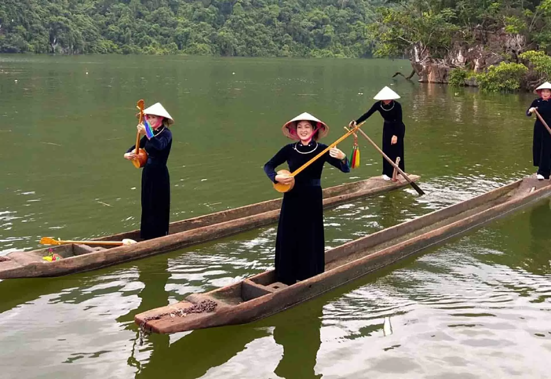 Du khách hòa mình vào sông nước, nghe làn điệu then truyền thống trên hồ Ba Bể. (Nguồn: VOV)