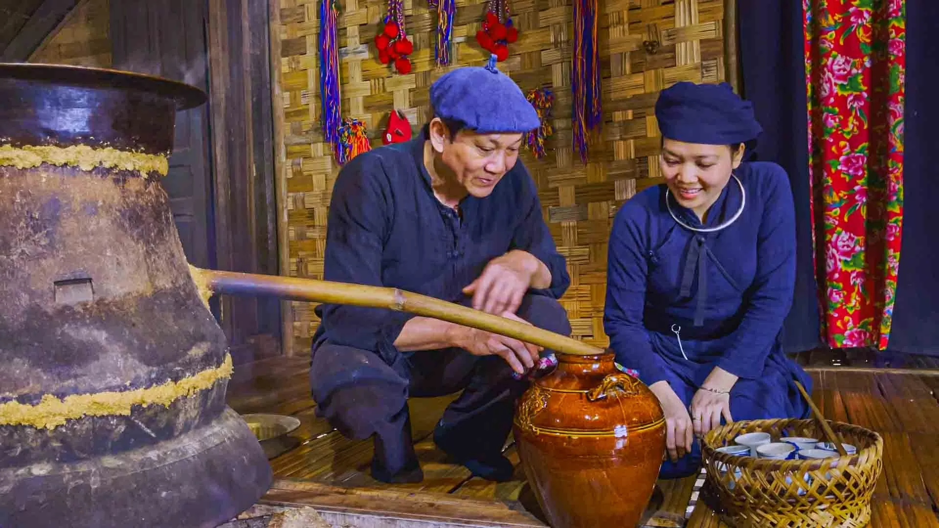 Trải nghiệm nấu rượu của dân tộc Tày tại Khu bảo tồn làng nhà sàn dân tộc sinh thái Thái Hải. (Ảnh: Hồng Hạnh)