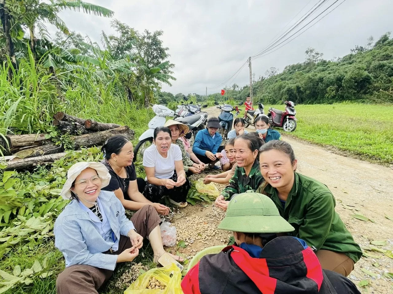 Tình người trong bão lũ Tình người trong bão lũ